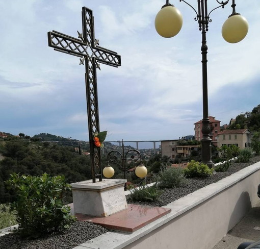 Vallebona: terminato con la piantumazione del verde il recupero e messa in sicurezza in piazza Libertà (Foto)