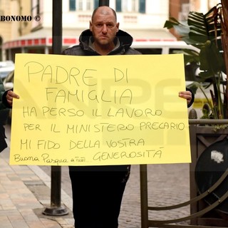 Sanremo: senza lavoro, senza una casa e senza nulla, torna a protestare in centro Giuseppe Del Sole