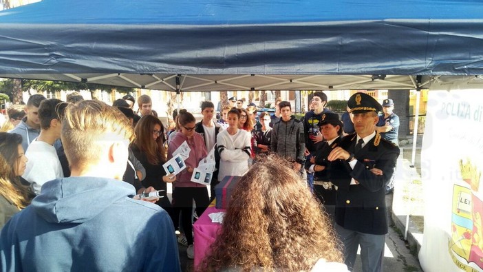 Imperia: la Polizia di Stato in piazza con il progetto 'Blue Box', realizzata anche una brochure (Foto e Video)