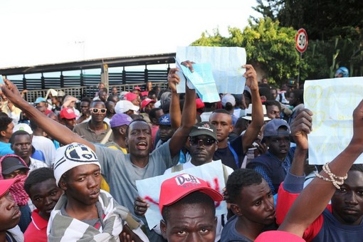 Ventimiglia: iniziata alle 18.30 la mediazione della Caritas per far rientrare la protesta dei migranti (Foto e Video)