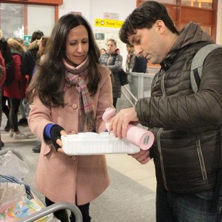 Imperia: la protesta corre sul treno per avere un bar in stazione, ma Trenitalia dice no a foto e immagini