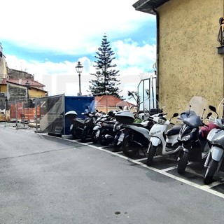 Sanremo: strada Rocca con metà parcheggi per le moto rispetto a prima, i residenti chiedono una soluzione (Foto)