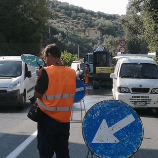 Imperia: esplode un tubo sulla statale 28, sospesa l'erogazione dell'acqua e traffico in tilt (Foto)