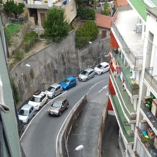 Sanremo: parcheggio selvaggio e rischi per il transito in via Melandri, i residenti chiedono un intervento (Foto)