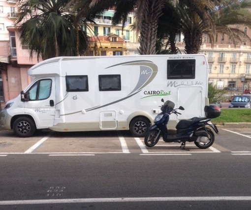 Sanremo: dopo tanto tempo ecco un altro camper parcheggiato sul lungomare Calvino (Foto)