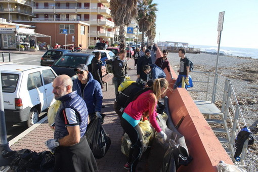 Ventimiglia: la 'carica' dei 70 questa mattina per pulire le spiagge della città, il ringraziamento del Sindaco