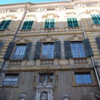 Palazzo Borea d’Olmo, piano nobile in vendita. Un lettore: &quot;Sarebbe meglio pensare al degrado cittadino&quot;