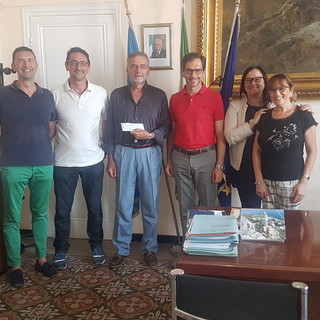 Bordighera: l'Amministrazione comunale consegna assegno di 600 euro alla Croce Rossa