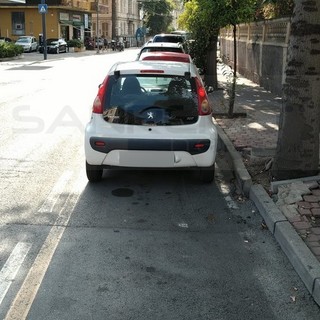 Sanremo: parcheggio 'selvaggio' continuo sul carico e scarico a San Martino, le preoccupazioni dei commercianti (Foto)