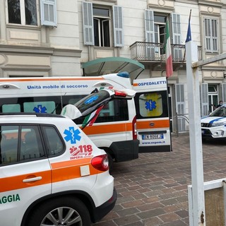 Sanremo: donna dà in escandescenze di fronte al Palafiori, fermata dalla Polizia e dalla Municipale (Foto)