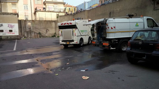 Imperia: nel cortile di piazza Calvi scatta la pulizia, operai della Teknoservice all'opera per ripristinare un'area degradata