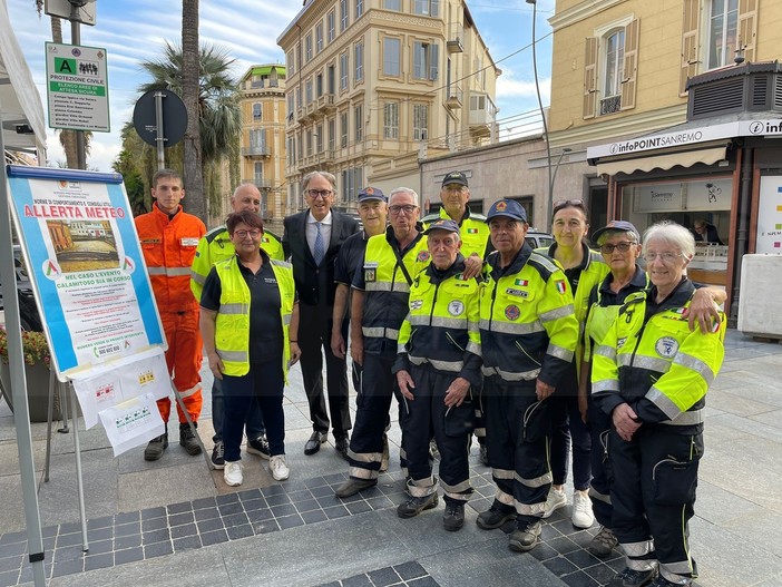 Sanremo: un gazebo della Protezione Civile per informare i cittadini sulle possibili allerte (Foto)