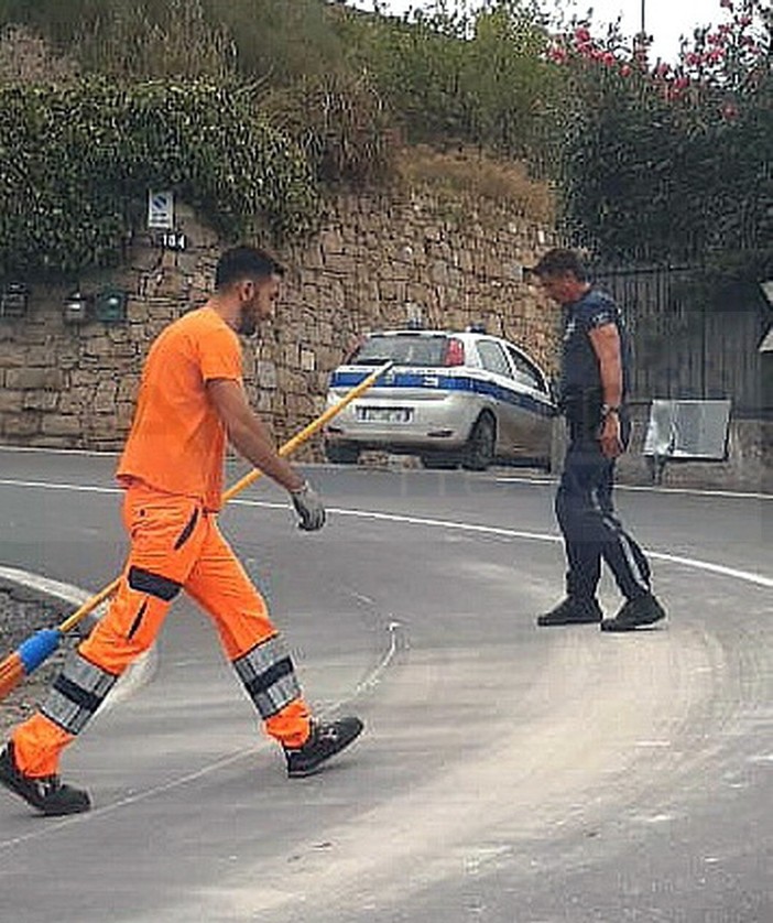 Sanremo: perdono pietrisco in via Val D'Olivio rischiando di far cadere gli scooter, intervento della Municipale (Foto)