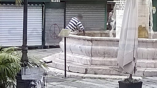 Sanremo: &quot;Scene di vita quotidiana in piazza Eroi&quot;, il CdQ 'La Pigna' denuncia l'uso improprio della fontana 'Siro Carli'