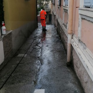 Sanremo: immediato intervento del Comune in vicolo Gradisca dopo la segnalazione di ieri (Foto)