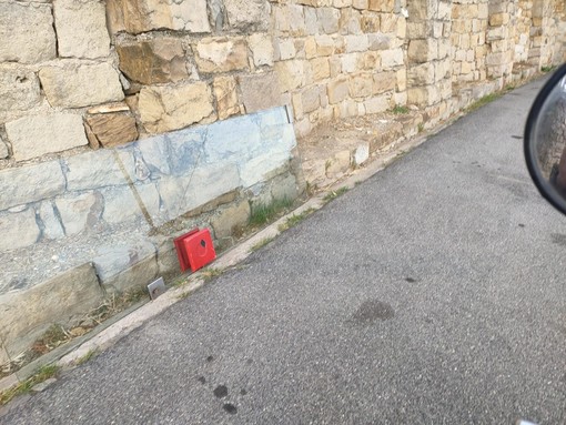 Sanremo: rifiuti abbandonati in strada, questa volta una porta di vetro a pochi metri dal Golf (Foto)