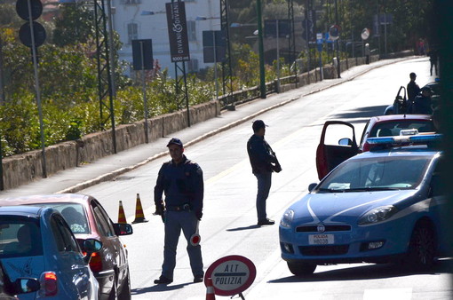 Sanremo: 'Senza fretta... senza tregua', nuovi posti di blocco della Polizia, fermate molte auto