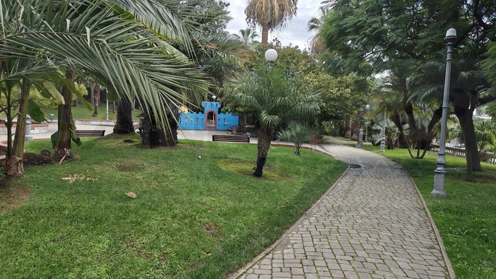 Sanremo: ancora strabordanti  i cestini dei rifiuti al parco di Villa del Sole, la segnalazione di un cittadino