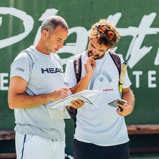 In virtù della partnership fra Piatti Tennis Center e HEAD, l'intero staff del centro vestirà l'abbigliamento e utilizzerà le racchette del brand austriaco