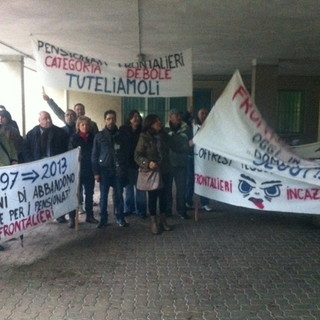 “O andiamo a vivere in Francia o chiediamo lavoro in Italia”: sit-in dei frontalieri all’ufficio di collocamento di Ventimiglia