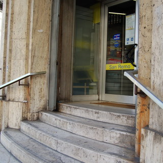 Sanremo: si rompe un tubo e crolla il controsoffitto alle Poste di via Roma ma l'ufficio non viene chiuso