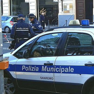 Sanremo: sposta le transenne per il parcheggio Rai e le mette in mezzo alla strada, intervento della Municipale