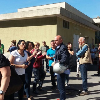 Ventimiglia: in attesa del trasferimento dei migranti al Parco Roja, le mamme non mollano il presidio al PalaRoja