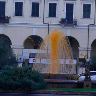 Imperia: la fontana di piazza Dante si tinge di arancione per la giornata mondiale contro la violenza sulle donne