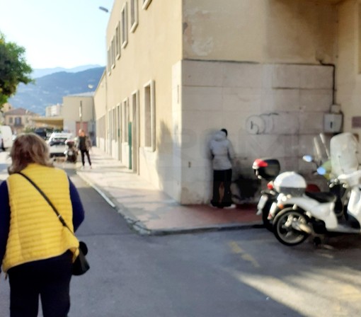 Ventimiglia: un lettore &quot;Miasmi di urina appena uscito di casa vicino alla stazione ferroviaria&quot;