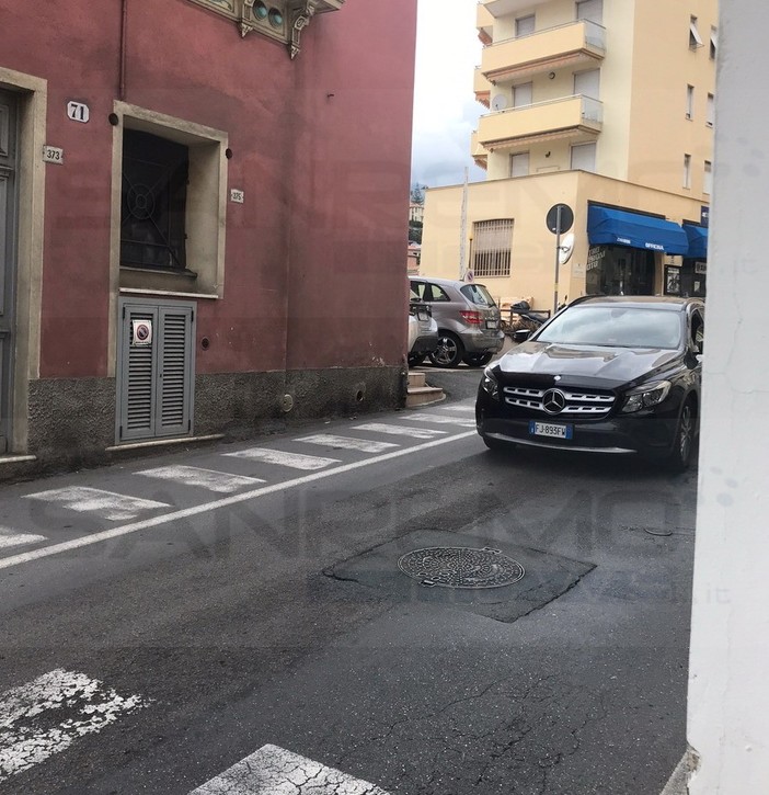 Sanremo: passaggio pedonale pericoloso in via Zeffiro Massa, lettrice chiede aiuto al Comune (Foto)