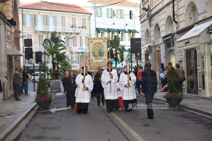 Sanremo: le foto scattate oggi da Tonino Bonomo alla processione del Corpus Domini nel centro città