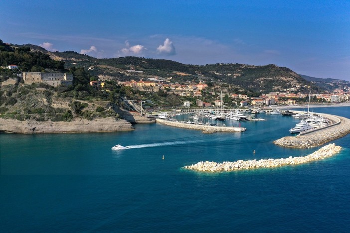 Ventimiglia: 70enne si ferisce durante un'escursione in barca, mobilitazione di soccorsi a Cala del Forte