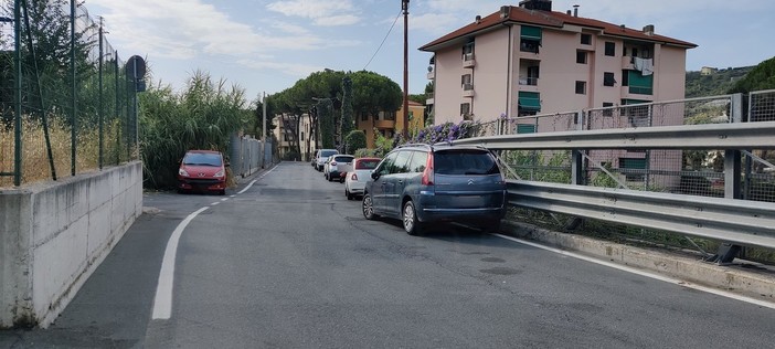 Sanremo: un lettore &quot;Il parcheggio 'selvaggio' di strada Borgo Tinasso è stato solamente... spostato&quot; (Foto)