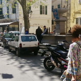 Le auto posteggiate in divieto di sosta in piazza San Sebastiano