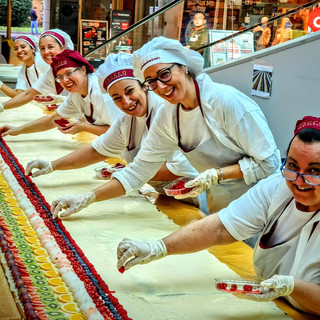 Torta da record per il 18° anniversario del Centro Commerciale La Riviera Shopville