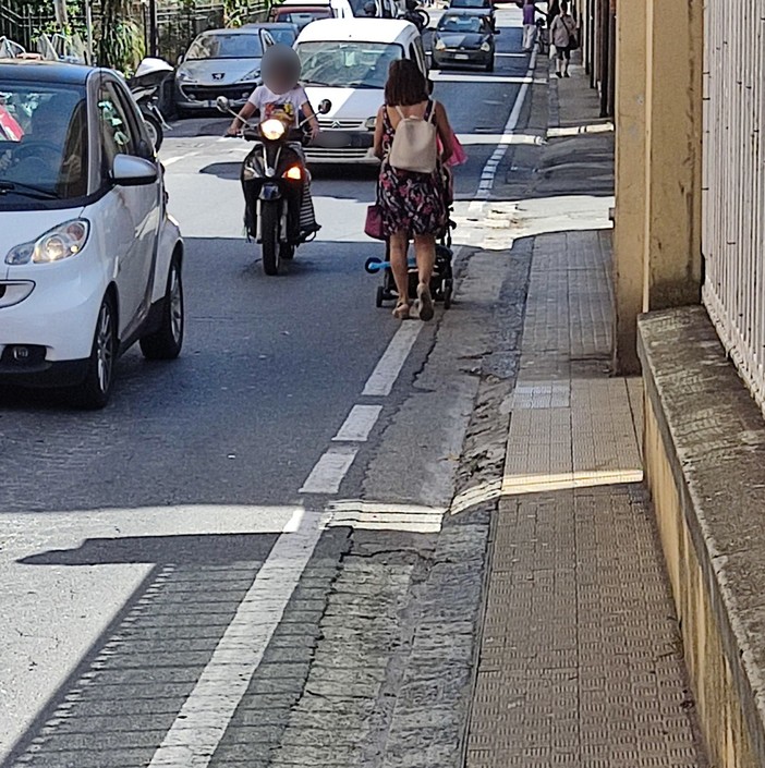 Sanremo: mamme e passeggini costretti a transitare sulla strada, un lettore &quot;Cosa aspettiamo, un incidente?&quot; (Foto)