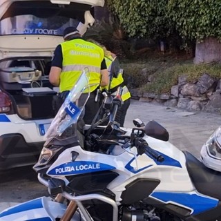 Sanremo: 75 multe sulla strada e 221 verbali per l'immondizia, il bilancio dell'attività della Municipale a luglio e agosto