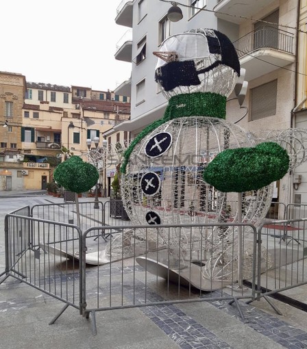 Il pupazzo luminoso transennato in piazza Borea d'Olmo