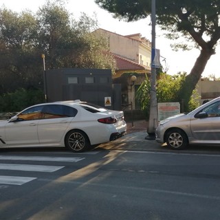 Sanremo: parcheggio selvaggio in corso Inglesi e piazza San Bernardo, la rabbia di una lettrice (Foto)