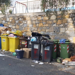 Imperia: i soliti incivili buttano sconsideratamente i rifiuti nella zona di Borgo D'Oneglia (Foto)