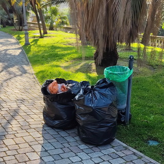 Sanremo: feste al parco di Villa del Sole, strada Peiranze bloccata e immondizia abbandonata