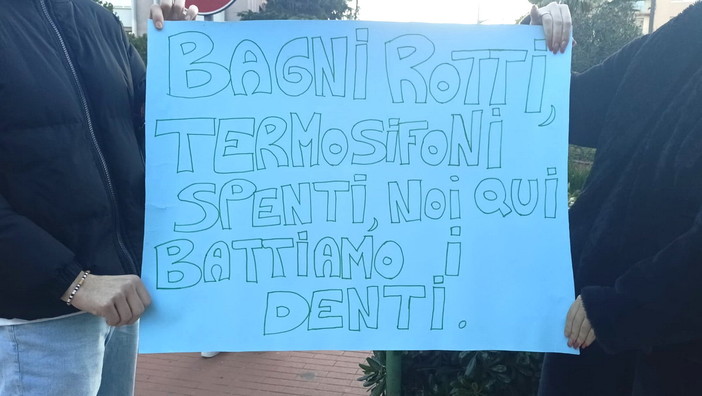Ventimiglia, gravi problemi a scuola: sit-in degli studenti davanti al 'Fermi' (Foto e video)