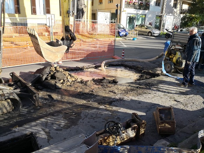 Imperia: perdita nell'acquedotto Roja in spianata Borgo Peri, tecnici dell'Amat al lavoro (Foto)