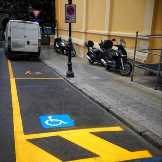 Sanremo: subito allestito il posto auto per diversamente abili in via Pallavicino dopo le richieste dei giorni scorsi (Foto)