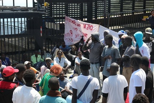 Migranti bloccano corso Toscanini a Ventimiglia: il sindacato Silp &quot;Le vere vittime sono i poliziotti&quot;