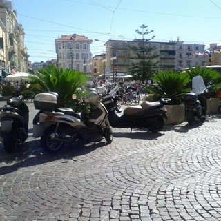 Sanremo: nuovo parcheggio per moto e scooter in piazza Colombo, situazione paradossale