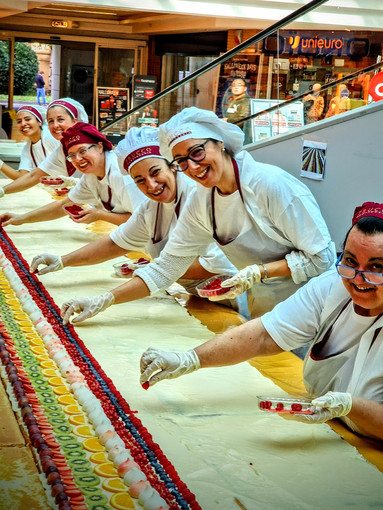 Torta da record per il 18° anniversario del Centro Commerciale La Riviera Shopville