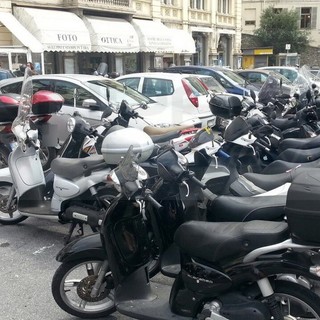 Sanremo: parcheggio 'selvaggio' cronico in piazza Eroi Sanremesi, ingressi chiusi ed intervento della Municipale