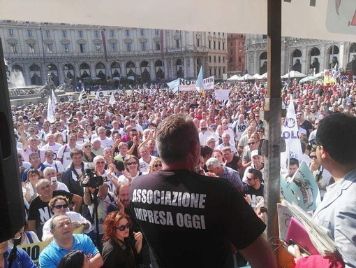 Ieri la manifestazione dei balneari e degli ambulanti (molti dalla Liguria) a Roma contro la direttiva 'Bolkestein'