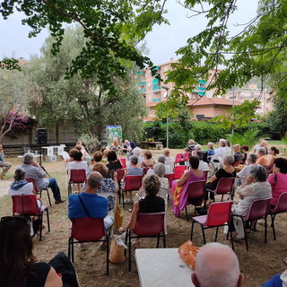 Vallecrosia: in tanti ieri al giardino della 'Casa Valdese' per la presentazione del libro di Lilia De Apollonia